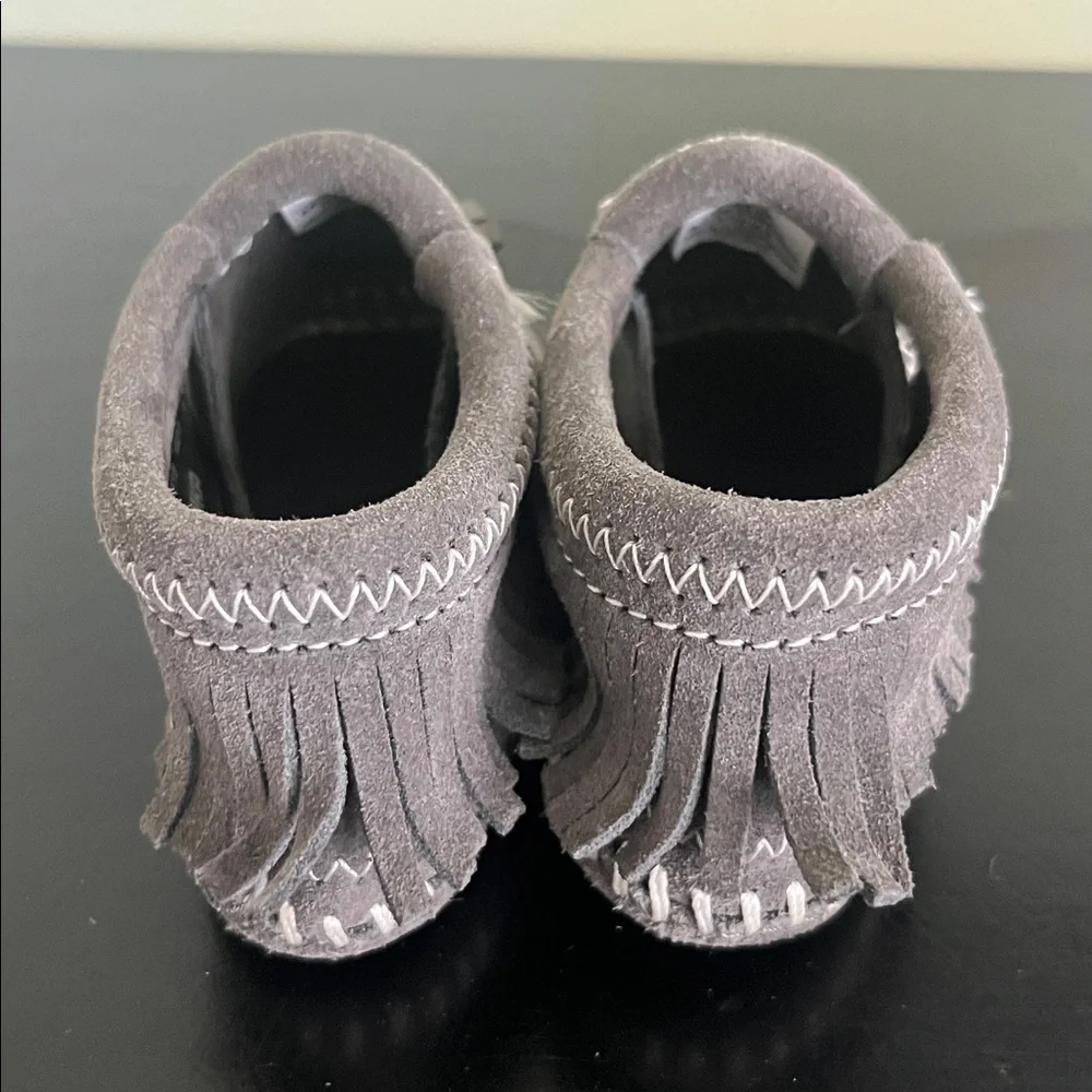 Minnetonka Grey Suede Riley Fringe Moccasin Bootie. Unisex Size 4